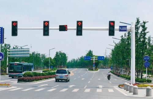 文昌海口监控立杆：交通信号灯的历史你了解吗？
